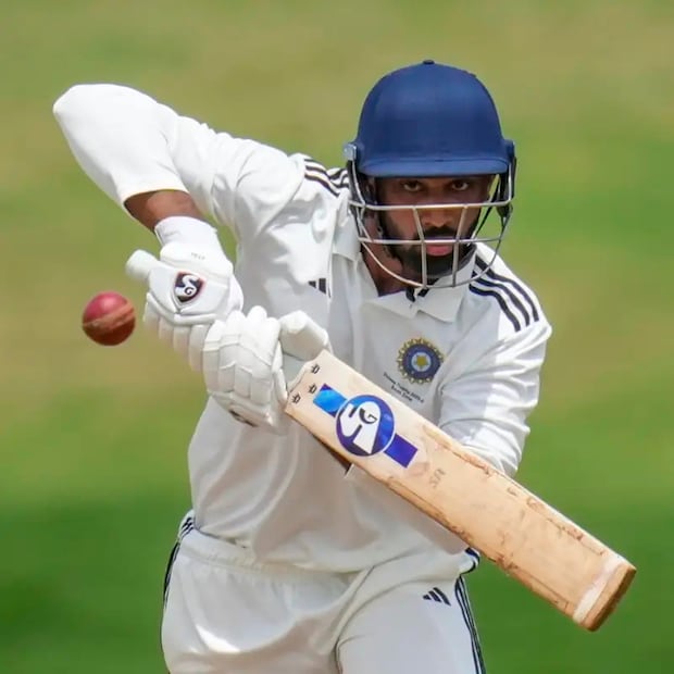 या सामन्यात कर्नाटकची सुरूवात खराब झाली. फक्त 13 रनवर 2 विकेट गमावल्यानंतर टीम दबावात होती, पण विकेट कीपर कृष्णन श्रीजीत आणि करुण नायर यांच्यातल्या 51 रनच्या पार्टनरशीपमुळे कर्नाटकला काही प्रमाणात स्थिरता मिळाली.