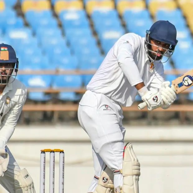 श्रीजित आऊट झाल्यानंतर नायर आणि स्मरन यांनी चौथ्या विकेटसाठी 119 रनची महत्त्वपूर्ण भागीदारी करून टीमला मजबूत स्थितीमध्ये नेलं. पण, 210 रनवर पाच विकेट गमावल्यानंतर कर्नाटकची टीम पुन्हा दबावाखाली आली.