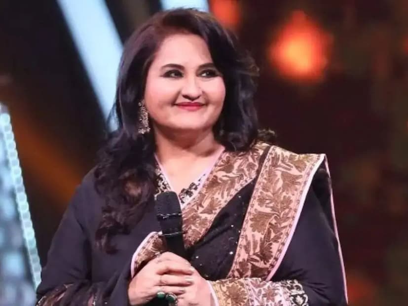 डिवोर्सनंतर रीना रॉय पाकिस्तानहून मुंबईत स्थायिक झाली. मुंबई आली तोवर सोनाक्षी सिन्ही मोठी झाली होती. दोघींचा चेहरा बऱ्यापैकी मिळता जुळता आहे. 