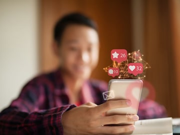 फोटोला लाईक करणे किंवा जुन्या क्रशला मेसेज करणं हे फसवणुकीत मोडतं का? फोटोला लाईक करणे किंवा जुन्या क्रशला मेसेज करणं हे फसवणुकीत मोडतं का?