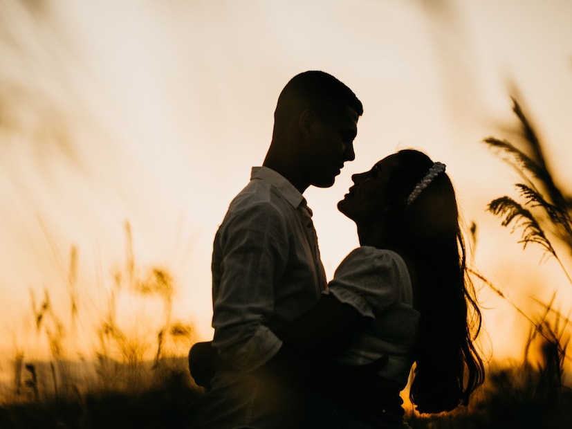 काम आणि नातं यातील संतुलन राखण्यासाठी 5 महत्वाचे नियम