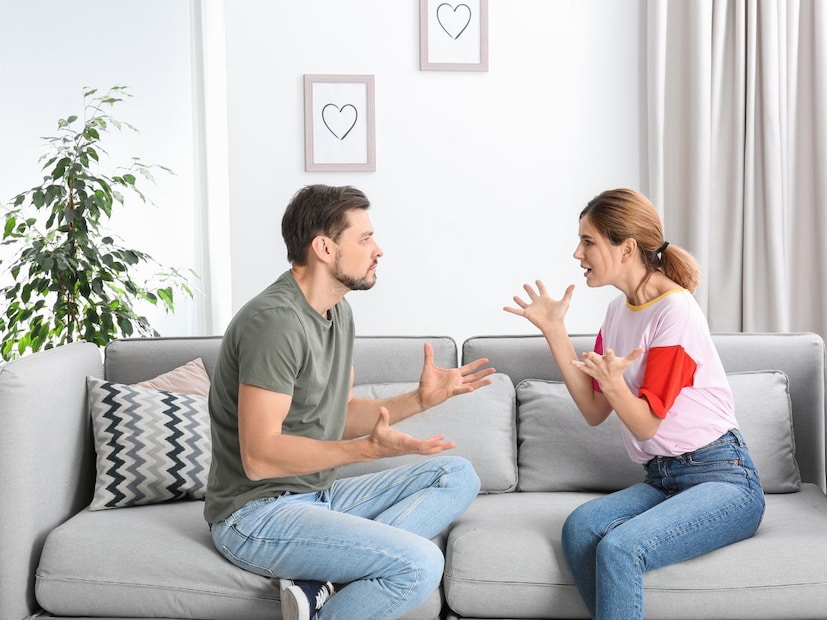 5. प्रायव्हसी जपासोशल मीडियावर सगळं शेअर केल्याने अफवा पसरू शकतात. कुठलीही माहिती पोस्ट करण्यापूर्वी दोनदा विचार करा. नात्याची गोपनीयता जपणं महत्त्वाचं आहे.