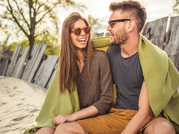 ऑफिस रोमान्समध्ये भारत दुसरा, प्रोफेशनल-पर्सनल लाइफमध्ये संतुलन कसं राखाल? ऑफिस रोमान्समध्ये भारत दुसरा, प्रोफेशनल-पर्सनल लाइफमध्ये संतुलन कसं राखाल?