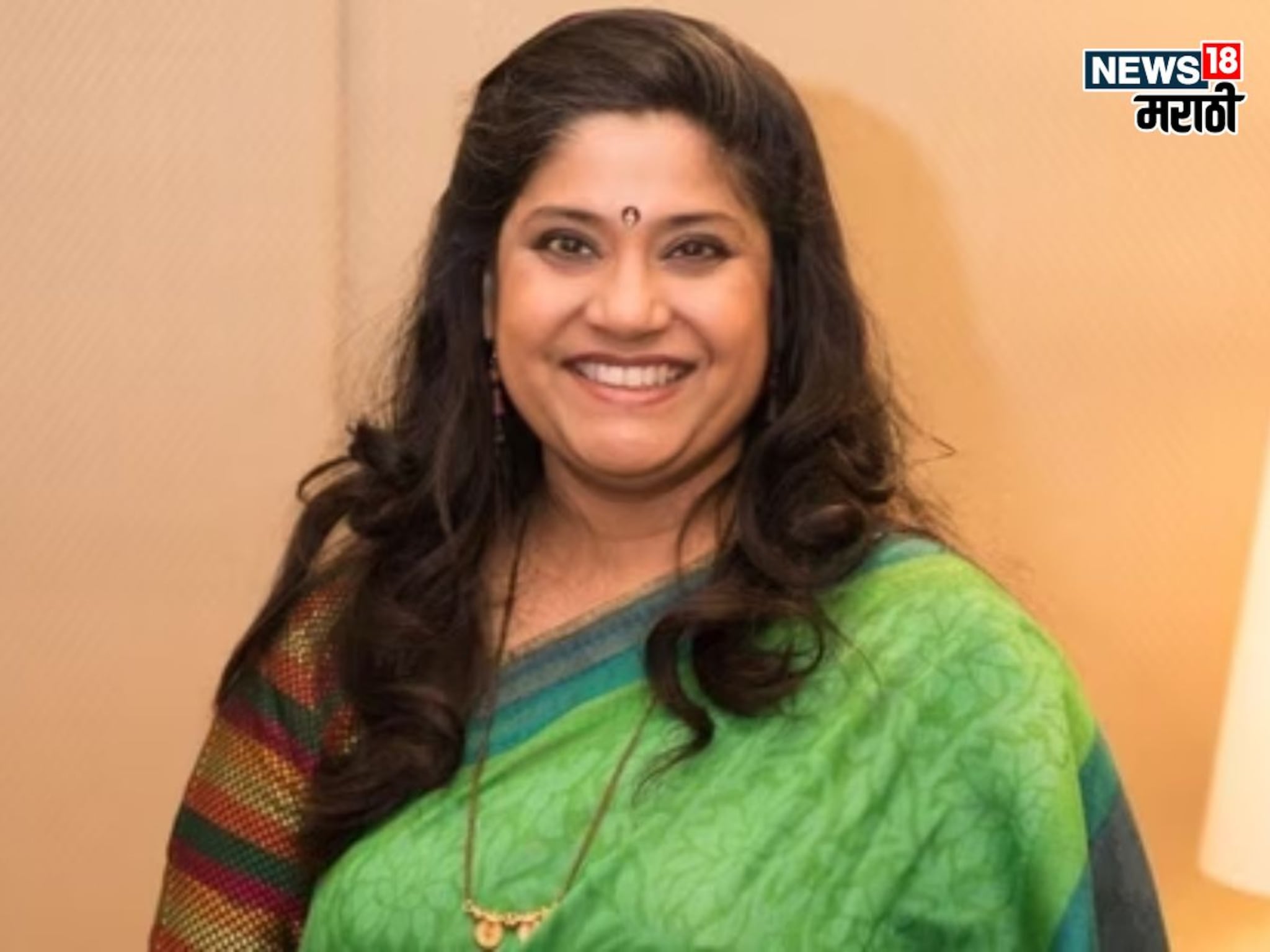 Renuka Shahane :  'काय हसते...' नातेवाईक मारायचे टोमणे, त्याच स्माइलनं घडवलं रेणुका शहाणेंचं करिअर