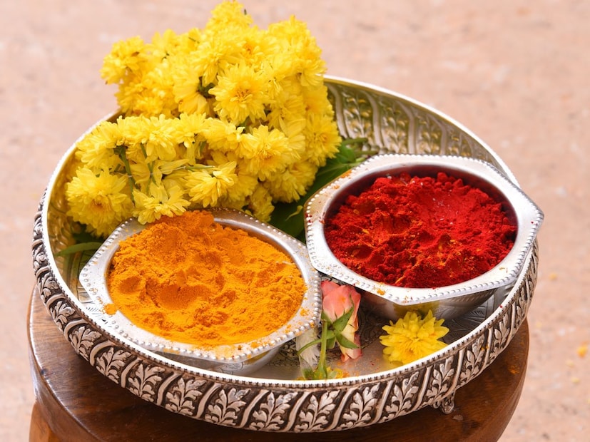 टिळ्यासोबत लावलेला अक्षत जीवनातील ग्रहांची स्थिती संतुलित ठेवतो. प्रत्येक ग्रह काही विशिष्ट गुणधर्म, ऊर्जा आणि देवी-देवतांशी जोडलेला असतो.