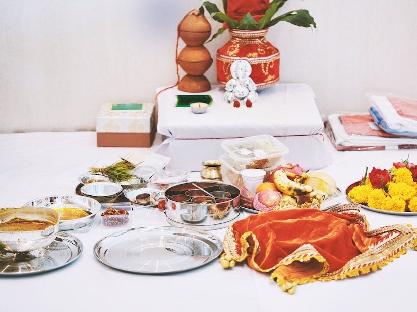 देव-देवतांचा आणि ग्रहांचा आशीर्वाद: म्हणूनच, टिळ्यावर तांदूळ लावल्याने केवळ देवी-देवतांचे आशीर्वादच मिळत नाहीत, तर ग्रह आणि ऊर्जा देखील नियंत्रित राहते. यामुळे मनःशांती मिळते आणि शरीरात सकारात्मक ऊर्जा टिकून राहते.