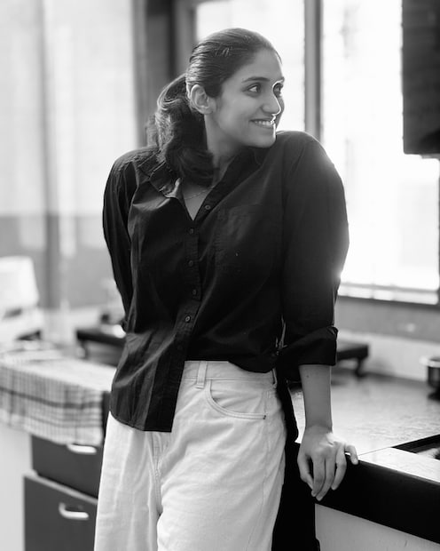 रिंकूचा कॉलेज गोइंग मुलीचा लुक. बेल बॉटम पँट, त्यावर अर्धवट इन केलेला ब्लॅक कलरचा शर्ट आणि केसांचा बो. रिंकूवर हा लुकही खूप भारी दिसतोय. 