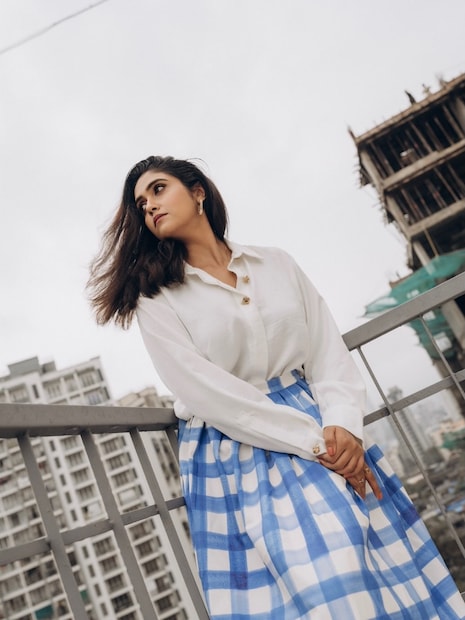 ब्लू स्कर्ट आणि व्हाइट फुल स्लिव्स शर्ट. मोकळ्या केसांप्रमाणेच रिंकूचं मनमोकळं सौंदर्य देखील यात पाहायला मिळतंय. 