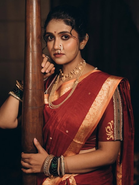 रिंकूचा अस्सल मराठमोळा नऊवारी साडी लुक. नाकात नथ, गळ्यात दागिने, हातात चुडा, कपाळी चंद्रकोर. रिंकूवर हा लुक खूपच शोभून दिसतोय. 