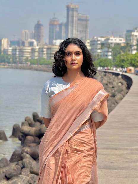 रिंकूनं मुंबईच्या मरीन ड्राइव्हवर साडी नेसून केलेलं फोटोशूट. साडीत तिचा बॉसी लुक पाहायला मिळतोय. रिंकूच्या या लुकलाही चाहत्यांची पसंती मिळाली होती. 