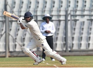 स्पिनला कसं खेळायचं, दाखवून दिलं! गंभीरने बाहेर केलेल्या स्टारची 176 रनची खेळी, आता तरी चान्स मिळणार? स्पिनला कसं खेळायचं, दाखवून दिलं! गंभीरने बाहेर केलेल्या स्टारची 176 रनची खेळी, आता तरी चान्स मिळणार?