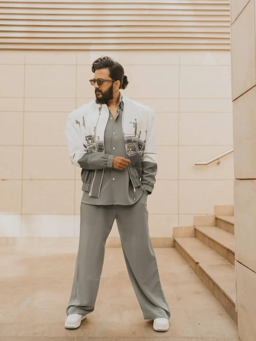 'लई भारी' या सिनेमाच्या निमित्तानं अभिनेता रितेश देशमुखनं मराठी सिनेसृष्टीत पाऊल ठेवलं. त्याआधी त्याने 'बालक पालक' या मराठी सिनेमात निर्माता म्हणून डेब्यू केला. त्यानंतर 'लई भारी' सिनेमातून तो अभिनेता म्हणून समोर आला. त्यानंतर त्याची निर्मिती, दिग्दर्शन आणि अभिनय असलेला 'वेड' हा सिनेमा प्रेक्षकांच्या भेटीला आणला. हा सिनेमात मराठीतील सर्वाधिक कमाई करणाऱ्या सिनेमांच्या यादीत तिसरा सिनेमा ठरला.