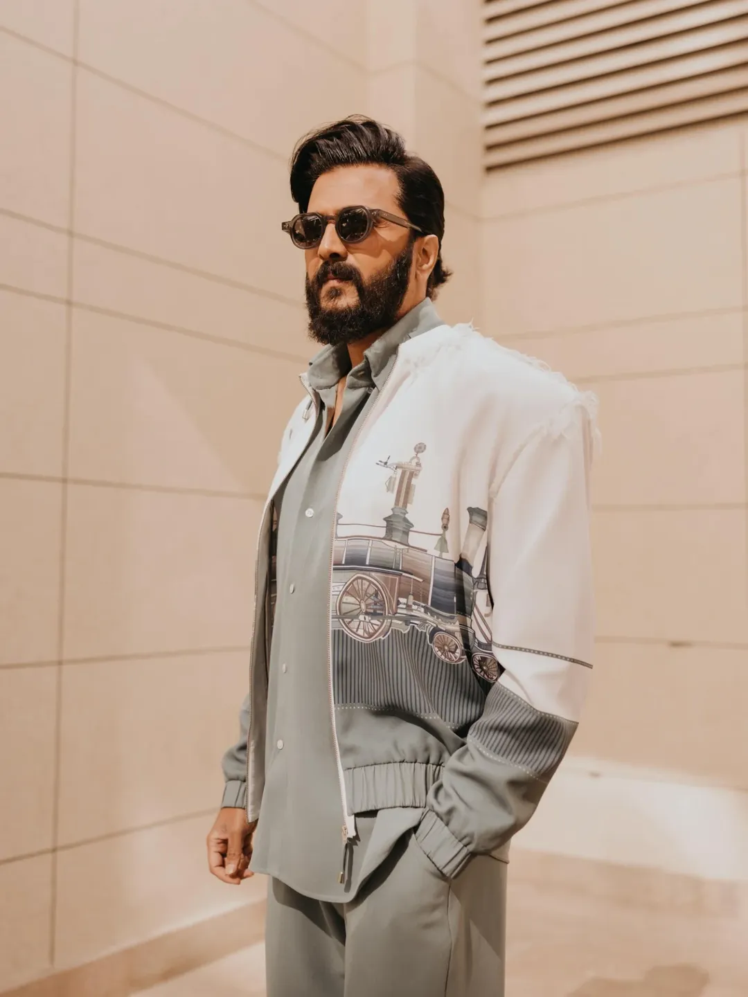 जवळपास 22 हून अधिक वर्ष रितेश देशमुख सिनेमात काम करतोय. त्याने बिग बॉस मराठीचा पाचवा सीझन देखील होस्ट केला. त्यातही त्याला खूप प्रेम मिळालं. इतके वर्ष इंडस्ट्रीत काम करणारा रितेश देशमुख एका सिनेमासाठी किती पैसे घेतो माहितीये?