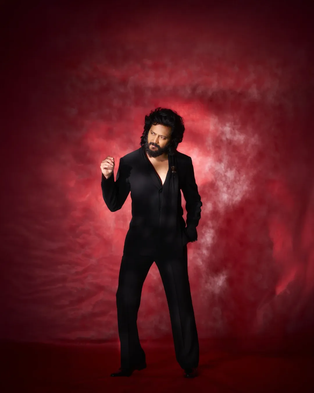 मराठमोळा रितेश देशमुख गेली अनेक वर्ष बॉलिवूड सिनेमांमध्ये काम करतोय. 'तुझे मेरी कसम' या सिनेमातून त्याने बॉलिवूडमध्ये डेब्यू केला. 'मस्ती', 'क्या कूल हैं हम', 'ब्लफमास्टर', 'मालामाल वीकली', 'हे बेबी', 'धमाल', 'हाऊसफुल', 'डबल धमाल', 'क्या सुपर कूल है हम', 'एक विलेन' अशा अनेक हिंदी सिनेमात रितेशनं काम केलं आहे.