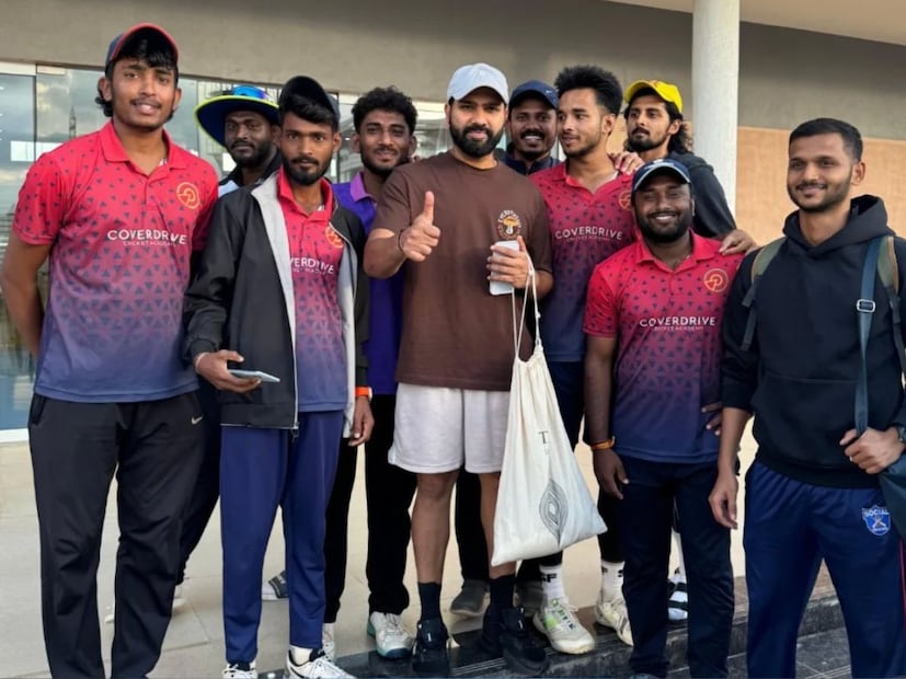 रोहित शर्मा सध्या बंगळुरुच्या सेंटर ऑफ एक्सलेन्समध्ये प्रॅक्टीस करतोय. या प्रॅक्टीस दरम्यान त्याने काही स्थानिक खेळाडूंसोबत फोटो काढला आहे. हा त्याचा फोटो प्रचंड व्हायरल झाला आहे.