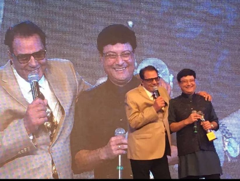 मुंबई: बॉलिवूडचे 'ही-मॅन' धर्मेंद्र यांचे २४ नोव्हेंबर २०२५ रोजी निधन झाले. त्यांच्या जाण्याने सिनेसृष्टीतील एका पर्वाचा अंत झाला. मराठीतील ज्येष्ठ अभिनेते सचिन पिळगांवकर यांनी त्यांच्यासोबतच्या आठवणींना उजाळा देत एक अत्यंत हृदयस्पर्शी किस्सा सांगितला, ज्यातून धर्मेंद्र यांचा अत्यंत नम्र आणि साधा स्वभाव समोर आला आहे.