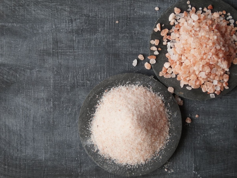 हिवाळ्यात पालेभाज्या पालक, मेथी, सरसोंचा साग मोठ्या प्रमाणात खाल्ल्या जातात. पण या भाज्या करताना एक गोष्ट लक्षात ठेवा: शिजवताना मीठ टाकू नका. कारण त्याने पालेभाज्यांचा हिरवा रंग काळसर होतो आणि त्यांचा पौष्टिकपणा कमी होतो. या भाज्या जेव्हा सर्व्ह करणार असाल, तेव्हा शेवटी आपल्या चवीप्रमाणे मीठ घाला. त्यामुळे रंग आणि पोषण दोन्ही टिकून राहतं.