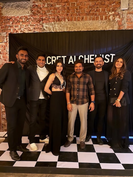 द फॅमिली मॅन या फेमस वेब सीरिजचा डायरेक्टर राज निदिमोरूला समांथा डेट करत असल्याच्या चर्चा समोर आल्या होत्या. दरम्यान समांथानेच राजसोबतचं रिलेशन कन्फर्म केल्याचं दिसतंय. 