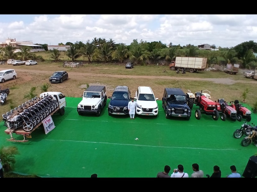  उपमुख्यमंत्री एकनाथ शिंदे यांच्या उपस्थितीत बैलगाडी अधिवेशन आणि शर्यती पार पडणार आहेत. या शर्यतीच्या विजेत्यांसाठी भव्य दिव्य असे बक्षीस चंद्रहार पाटलांकडून जाहीर करण्यात आला आहे.