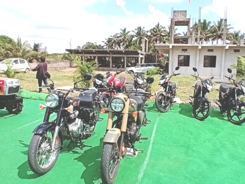 कुणीही विजयी असला तरी शेतकऱ्याला हे बक्षीस मिळणार आहे. दीडशे बाईक या सुद्धा शेतकऱ्यांना मिळणार आहे. येणाऱ्या काळामध्ये बैलगाडा शर्यतीला प्रोत्साहन मिळालं पाहिजे, हा त्यामागचा उद्देश आहे, अशी माहिती पैलवान चंद्रहार पाटील यांनी दिली.  