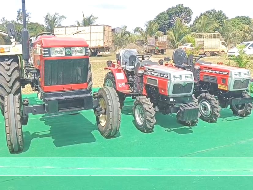  ज्यामध्ये २ फॉर्च्युनर, २ महिंद्रा थार,  ७ ट्रॅक्टर आणि दीडशे दुचाकींचा समावेश आहे. सांगलीमध्ये पहिल्यांदाच इतक्या मोठ्या संख्येनं बैलगाडा शर्यतीत बक्षीस दिलं जात आहे. 
  