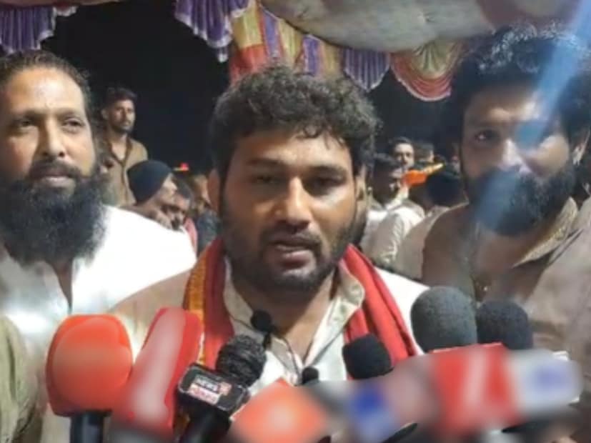 आता मुख्यमंत्री देवेंद्र फडणवीस आणि उप मुख्यमंत्री एकनाथ शिंदे यांच्या उपस्थितीत या शर्यतीचा बक्षीस वितरण सोहळा हा मंत्रालयात पार पडणार आहे, अशी माहिती पैलवान चंद्रहार पाटील यांनी दिली आहे. 