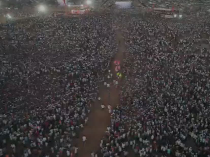 स्थानिक स्वराज्य संस्थांच्या निवडणुकींच्या पार्श्वभूमीवर होणाऱ्या या स्पर्धांमध्ये शिवसेनेनं आपली सर्व ताकद पणाला लावत बक्षीसांचा धुरळा उडवलाय. तब्बल अडीच हजार बैलगाडा मालक या शर्यतीत सहभागी झाले आहेत. 