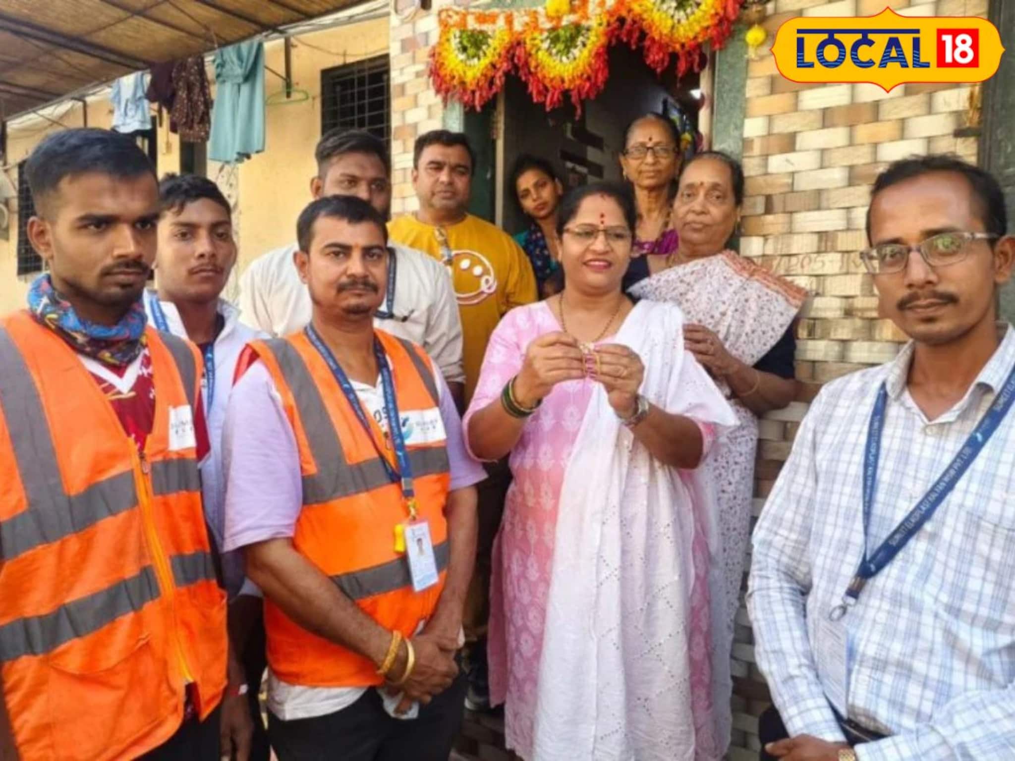 कचऱ्यात चुकून गेलेले सोन्याचे कानातले KDMC सफाई कर्मचाऱ्याने महिलेला केले परत कचऱ्यात चुकून गेलेले सोन्याचे कानातले KDMC सफाई कर्मचाऱ्याने महिलेला केले परत