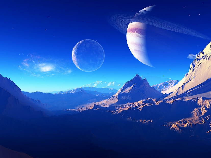 शनीचे चंद्र खूप वैविध्यपूर्ण आहेत. उदा. टायटन (Titan) हा त्याचा सर्वात मोठा चंद्र आहे, जो सौरमालेतील बुध (Mercury) ग्रहापेक्षाही मोठा आहे आणि त्याच्या पृष्ठभागावर दाट वातावरण आणि द्रव मिथेनचे तलाव आहेत.