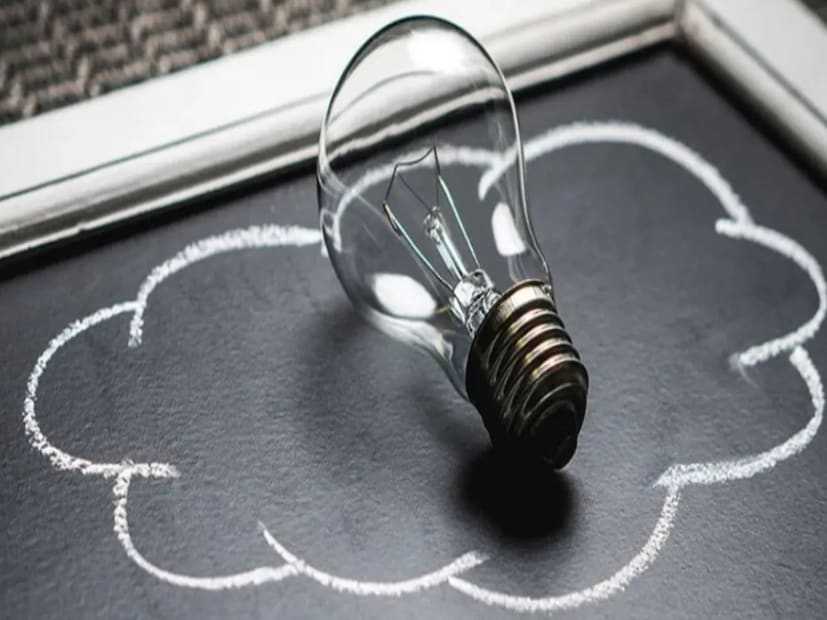 हे जाणून घेण्यासाठी आपण थोडा भूतकाळाचा प्रवास करूया, जेव्हा दुर्बिणीतून (Telescope) पहिल्यांदा ग्रहांचे बारकाईने निरीक्षण सुरू झाले. सुरुवातीला, गुरू (Jupiter) ग्रहाला सर्वाधिक चंद्र असल्याचं मानलं जात होतं, पण विज्ञानाच्या प्रगतीबरोबर आणि नव्या शोधांमुळे हे सत्य बदललं आहे.