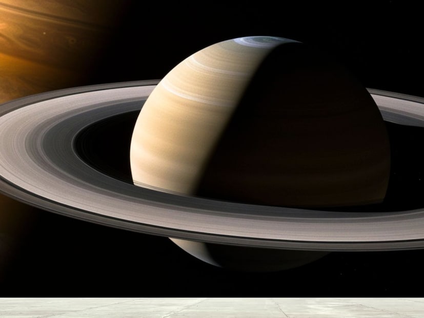 शनी ग्रह त्याच्या भोवती असलेल्या रिंगसाठी ओळखला जातो. ही रिंग  त्याच्या डोळ्यांना सहज दिसणाऱ्या भव्य कड्यांसाठी (Rings) ओळखला जातो. ही रिंग बर्फ आणि खडकांच्या कणांपासून बनलेली आहेत.