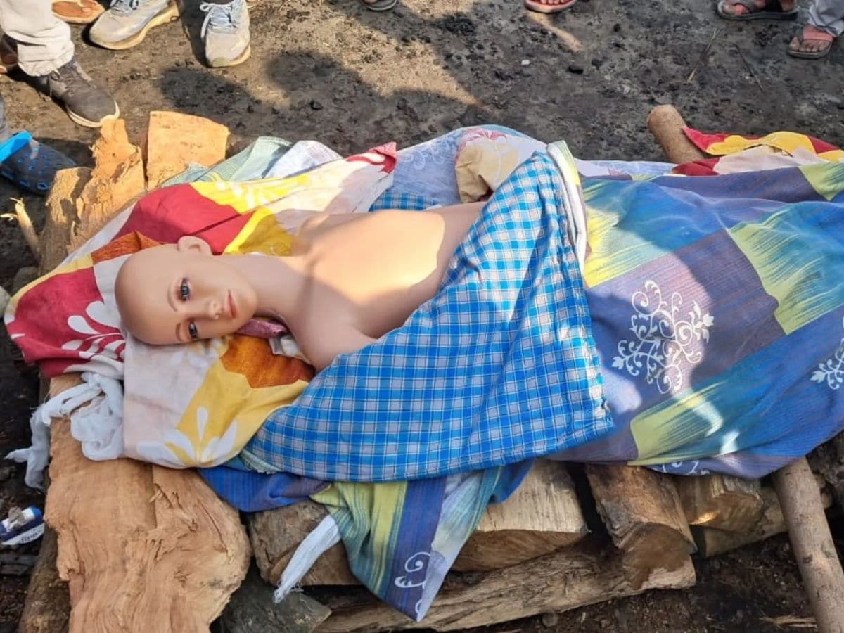 शव म्हणून डमीला ठेवलं चितेवर