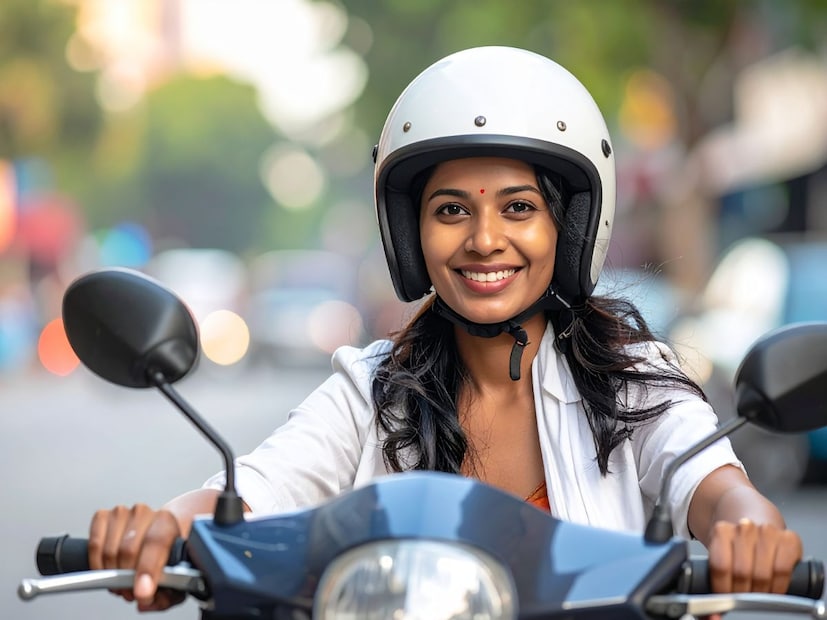 मायलेजच्या बाबतीत स्कुटर आणि बाईक यांच्यात नेमका फरक काय? बाईकच्या तुलनेत स्कुटर जास्त पेट्रोल का खाते? चला, हे थोडक्यात समजून घेऊया.