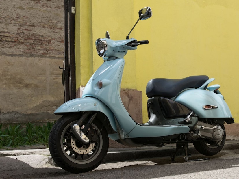 शहरात रोजची ये-जा करणं, ऑफिसची धावपळ, शॉपिंग, डिलिव्हरीचं काम किंवा घरगुती वापर या सगळ्या गोष्टींसाठी टू व्हिलर हे आजच्या काळात एक सोयीस्कर वाहन मानलं जातं. पण यामध्ये काहींकडे बाईक असते तर काहींकडे स्कूटर. स्कूटर हलकं, सहज चालवता येणारं आणि पार्किंगला कमी जागा घेणारं असल्यामुळे स्कुटरची मागणी दिवसेंदिवस वाढत आहे. मात्र एक प्रश्न अनेकांच्या मनात कायम समोर येते.