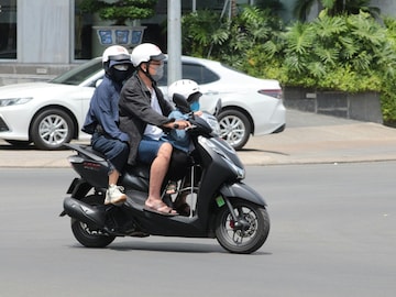 'या' गोष्टी पाहून पोलीस थांबवतात गाडी, लगेच समजून घ्या ट्राफिक नियम 'या' गोष्टी पाहून पोलीस थांबवतात गाडी, लगेच समजून घ्या ट्राफिक नियम