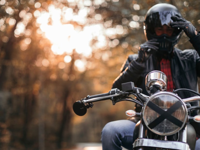 वाहन चालवताना हे नियम पाळणे केवळ दंड टाळण्यासाठी नाही, तर तुमच्या आणि इतरांच्या सुरक्षिततेसाठी अत्यंत आवश्यक आहे. रस्त्यावर संयम ठेवा आणि जबाबदार नागरिक म्हणून वाहन चालवा.