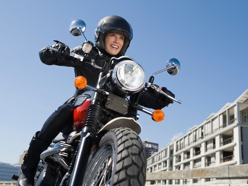 ड्रायव्हिंग लायसन्स (DL) आणि नोंदणी प्रमाणपत्र (RC)  वाहन चालवताना हे कागदपत्र नेहमी सोबत असणे आवश्यक आहे. त्यांची वैधता संपलेली असल्यास दंड होऊ शकतो. इन्शुरन्स पॉलिसी आणि PUC प्रमाणपत्र वैध थर्ड पार्टी इन्शुरन्स आणि प्रदूषण नियंत्रण प्रमाणपत्र (PUC) असणे कायद्याने बंधनकारक आहे. हे नसल्यास वाहन थांबवले जाऊ शकते.