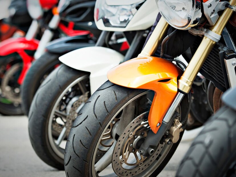 बहुतेक स्कुटरमध्ये Continuously Variable Transmission (CVT) असतो. हा गिअर सिस्टम इंजिनला जास्त RPM वर चालवतो आणि त्यामुळे पेट्रोलची खपत वाढते. स्पीड आणि इंजिनच्या लोडनुसार CVT आपोआप गिअर बदलतो, पण स्कुटरला वेग वाढवायचा असेल तर इंजिनवर जास्त ताण येतो आणि पेट्रोलही जास्त जळतं.