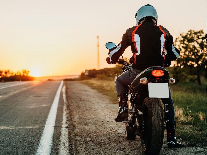 सीट बेल्ट / हेल्मेट न लावणे चारचाकी वाहनात सीट बेल्ट लावणे आणि दुचाकीवर चालक तसेच मागील प्रवाशाने हेल्मेट (काही शहरात हे गरजेचं आहे) घालणे आवश्यक आहे.