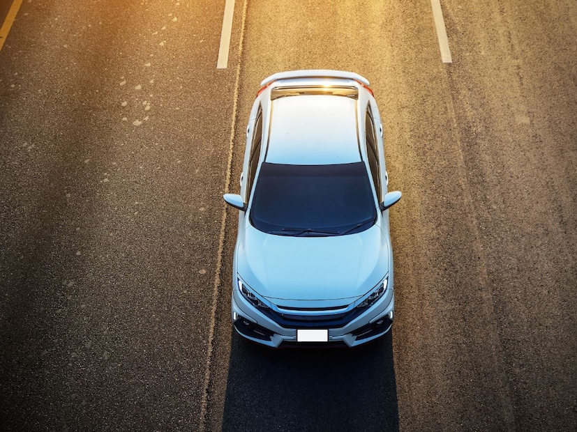 खरं तर आजच्या काळात कार खरेदी करणं म्हणजे केवळ वाहन घेणं नाही, तर आपल्या कुटुंबाच्या सुरक्षिततेसाठी घेतलेला एक महत्त्वाचा निर्णय असतो. गाडीचा मॉडेल, फीचर्स, कलर या गोष्टी लोक अतिशय काळजीपूर्वक निवडतात. पण याच वेळी एक गोष्ट अनेकदा दुर्लक्षित होते. ती म्हणजे इन्शुरन्स पॉलिसी. चुकीची पॉलिसी निवडली किंवा घाईत निर्णय घेतला तर हजारो रुपयांचा फटका बसू शकतो. त्यामुळे कार खरेदीइतकंच कार इन्शुरन्स निवडणंही महत्त्वाचं आहे.