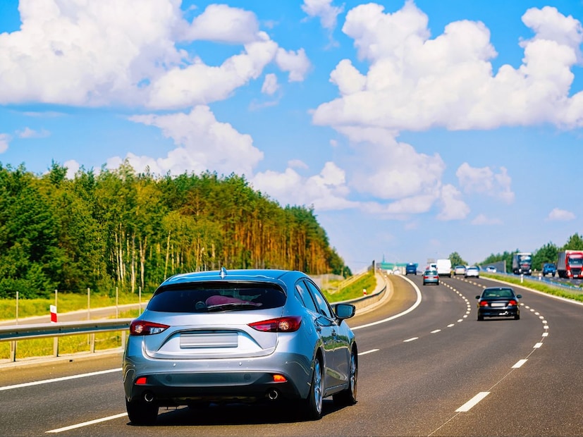 नंबर प्लेट खराब किंवा तुटलेली असणे नंबर प्लेटवरील अक्षरं स्पष्ट दिसली पाहिजेत. ती तुटलेली किंवा मिटलेली असल्यास कारवाई होऊ शकते.
फॅन्सी नंबर प्लेट, स्टीकर किंवा कोणतंही डिझाइन असलेली नंबर प्लेट कायद्याच्या विरोधात आहे.

काळी काच
सर्वोच्च न्यायालयाच्या नियमानुसार ठराविक टक्केवारीपेक्षा अधिक गडद काच वापरण्यास मनाई आहे.

अतिआवाजाचा हॉर्न किंवा सायलेंसर, तसेच प्रदूषण वाढवणारे सायलेंसर वापरणे गुन्हा आहे.
अयोग्य हेडलाइट्स, अतिचमकदार, निळ्या किंवा रंगीत लाइट्स वापरणे टाळा. यामुळे समोरच्या वाहनचालकाला त्रास होतो.