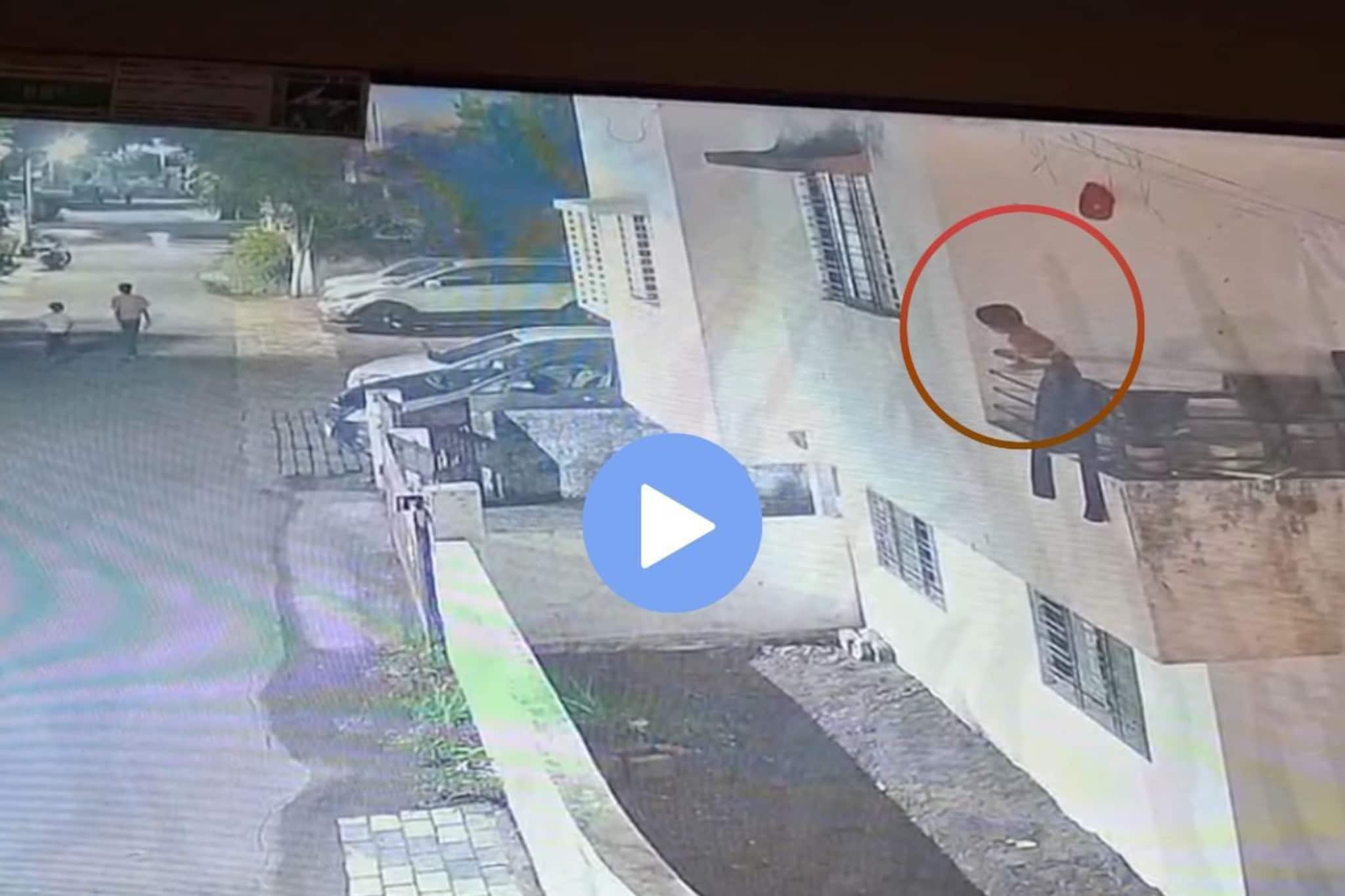 आईची नजर हटली अन् चिमुकला थेट गॅलरीतून पडला, धडकी भरवणारा CCTV VIDEO