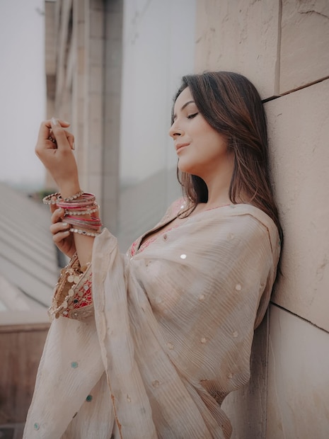 शहनाज गिल नुकतीच तिचा पंजाबी चित्रपट 'इक्क कुड़ी' घेऊन प्रेक्षकांच्या भेटीला आली आहे. हा चित्रपट ३१ ऑक्टोबर २०२५ रोजी रिलीज झाला. या चित्रपटात तिने केवळ मुख्य भूमिकाच साकारली नाही, तर निर्माती म्हणूनही पदार्पण केले आहे. यामुळेच करिअरसाठी वेळ देणे तिला अधिक महत्त्वाचे वाटत आहे.