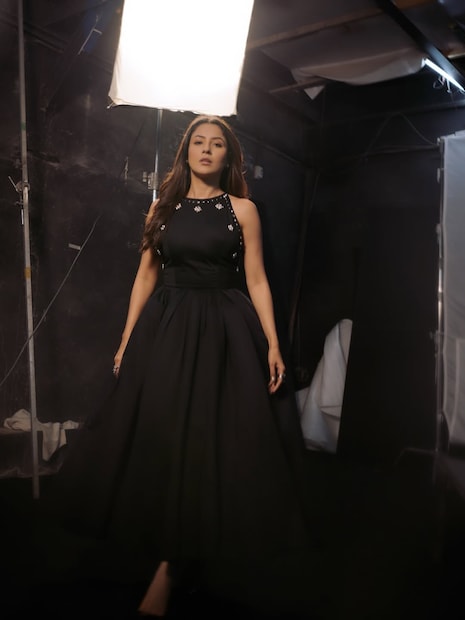 मुंबई: 'बिग बॉस १३' मधून घराघरात पोहोचलेली आणि आपल्या स्पष्टवक्तेपणामुळे लाखो चाहत्यांना प्रेमात पाडणारी अभिनेत्री शहनाज गिल सध्या तिच्या वैयक्तिक आयुष्यातील एका महत्त्वाच्या निर्णयामुळे चर्चेत आहे. लग्नाबद्दल किंवा आई होण्याबद्दल तिने थेट बोलताना, ती एग फ्रीज करण्याचा विचार करत असल्याचे उघड केले आहे. मुंबई: 'बिग बॉस १३' मधून घराघरात पोहोचलेली आणि आपल्या स्पष्टवक्तेपणामुळे लाखो चाहत्यांना प्रेमात पाडणारी अभिनेत्री शहनाज गिल सध्या तिच्या वैयक्तिक आयुष्यातील एका महत्त्वाच्या निर्णयामुळे चर्चेत आहे. लग्नाबद्दल किंवा आई होण्याबद्दल तिने थेट बोलताना, ती एग फ्रीज करण्याचा विचार करत असल्याचे उघड केले आहे.