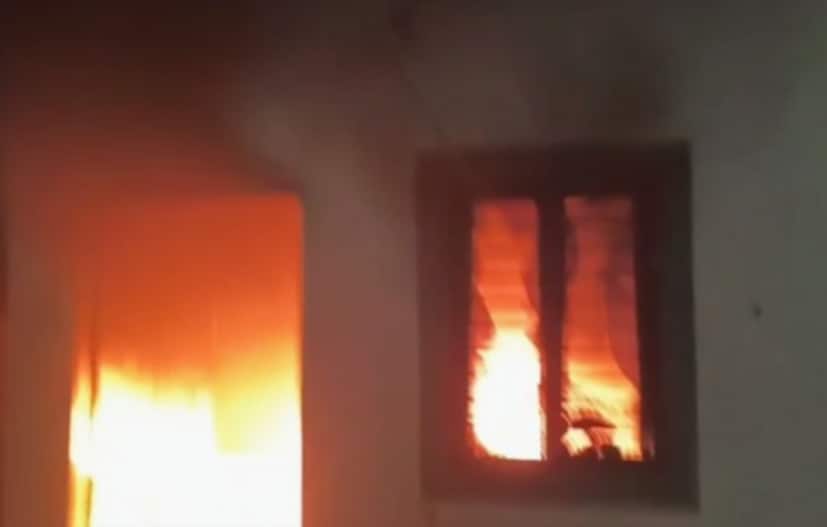 शिरुर तालुक्यातील पिंपरखेड या गावातील एका 13 वर्षीय मुलावर बिबट्याने हल्ला केला. या हल्ल्यात 13 वर्षीय मुलाचा मृत्यू झाला आहे. त्यामुळे संपूर्ण गावात संतापाची लाट पसरली आहे. शिरुर तालुक्यातील पिंपरखेड या गावातील एका 13 वर्षीय मुलावर बिबट्याने हल्ला केला. या हल्ल्यात 13 वर्षीय मुलाचा मृत्यू झाला आहे. त्यामुळे संपूर्ण गावात संतापाची लाट पसरली आहे.