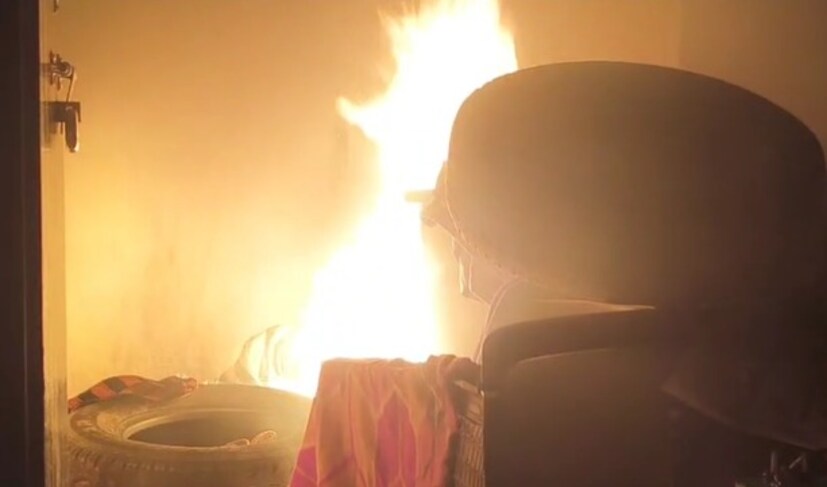  पिंपरखेडच्या संतप्त नागरिकांनी वन विभागाच्या कार्यालयाला आग लावली आहे. त्यामुळे एकच खळबळ उडाली आहे. परिसरात सध्या प्रचंड तणावाचं वातावरण आहे.