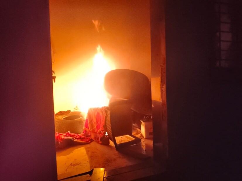 या घटनेनंतर परिसरात पोलिसांचा मोठा फौजफाटा तैनात झाला आहे.