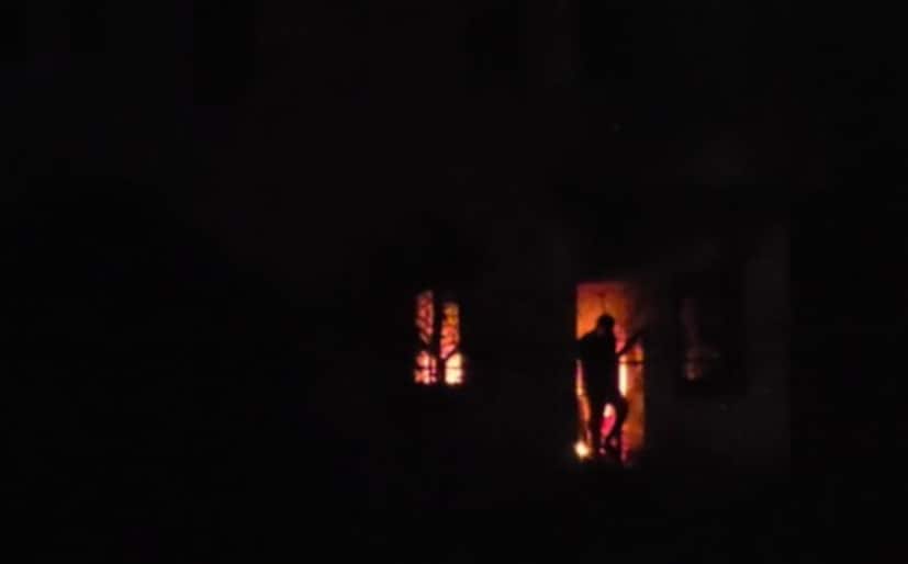 मुलाचा मृतदेह घराबाहेर ठेवत त्याच्या नातेवाईकांसह गावकऱ्यांनी आंदोलन केलं.