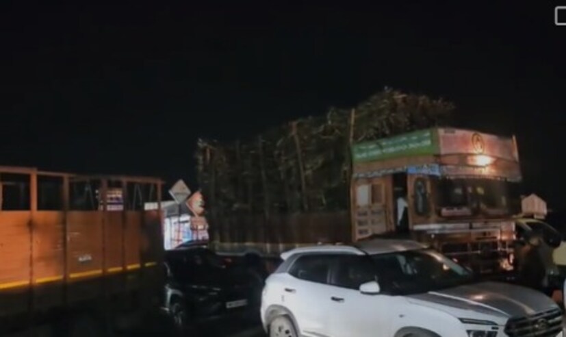 वनमंत्री किंवा जिल्हाधिकारी जोपर्यंत येत नाही तोपर्यंत प्रेत हलवणार नाही, अशी आक्रमक भूमिका ग्रामस्थांनी घेतली आहे. 