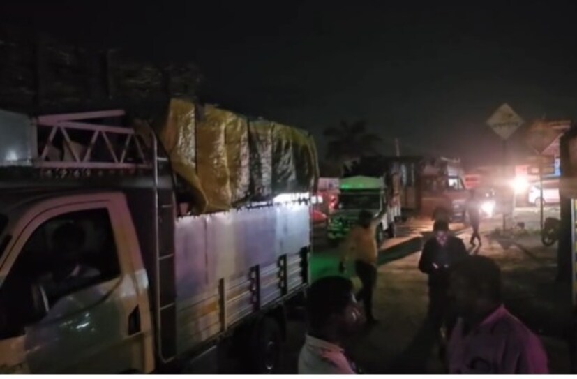  रास्ता रोको आंदोलनामुळे महामार्गावर मोठ्या प्रमाणात वाहतूक कोंडी निर्माण झाली आहे